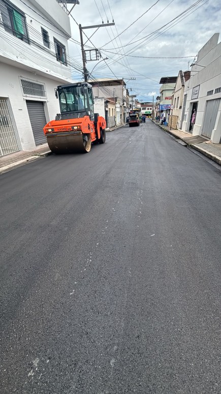 Prefeitura dá continuidade ao asfaltamento da Rua Lassance Cunha e melhora as condições de circulação
