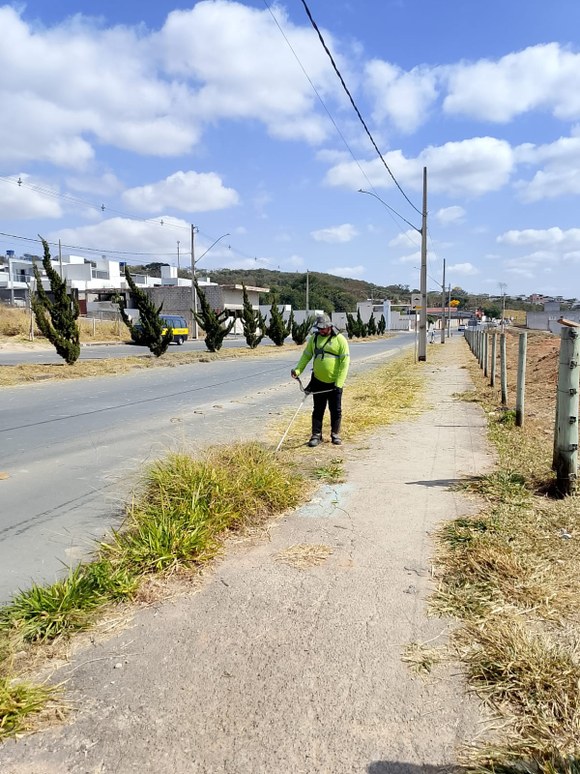 Prefeitura realiza serviços de limpeza urbana nos bairros Alto dos Pinheiros e Rio Mata Cavalo