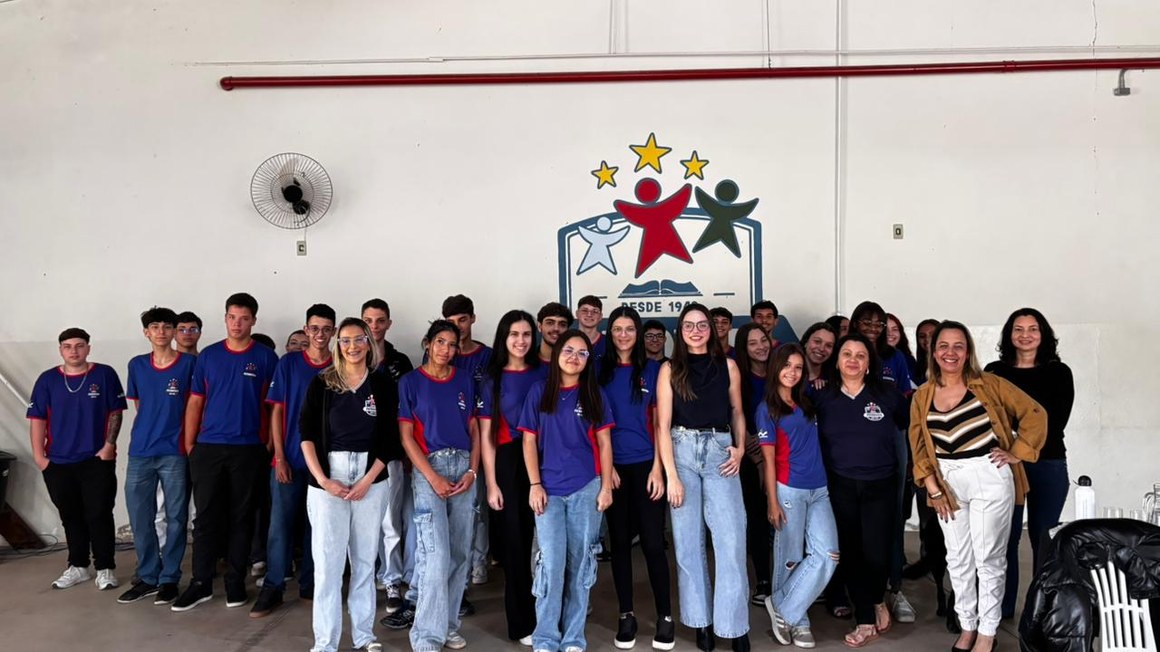 Prefeitura de Formiga promove roda de conversa sobre saúde mental e valorização da vida com jovens aprendizes