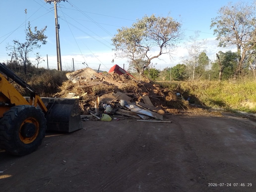 Prefeitura realiza serviços de limpeza urbana no bairro Dom Couto