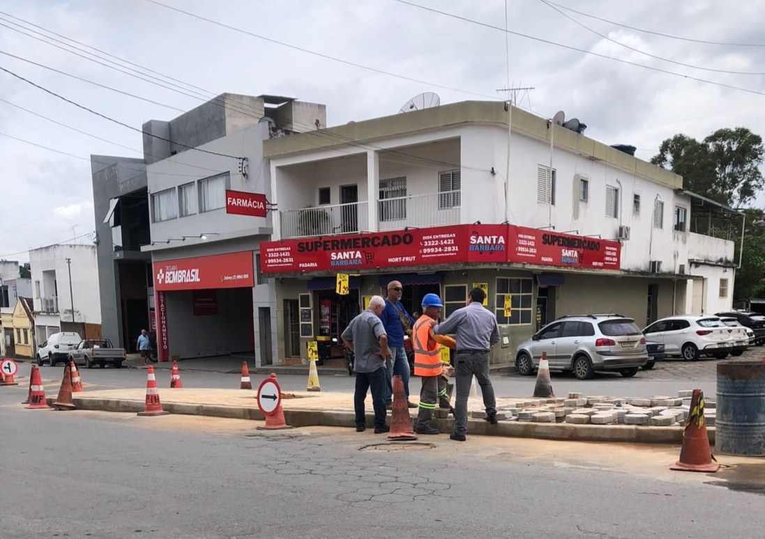 Prefeitura acompanha andamento de obra na Avenida Vereador José Higino Filho