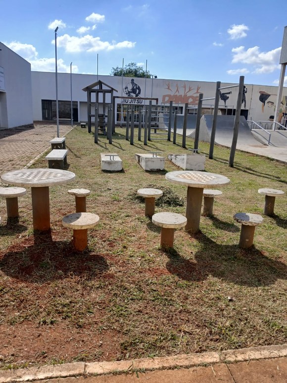 Prefeitura realiza limpeza urbana no CRAS 4 "Praça CEU das Artes"