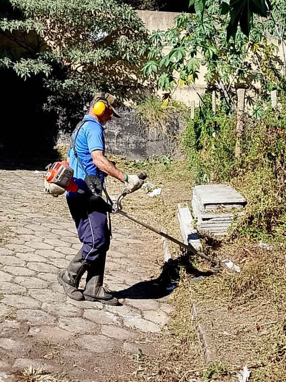 Prefeitura de Formiga realiza serviços de limpeza urbana no bairro Jardim América