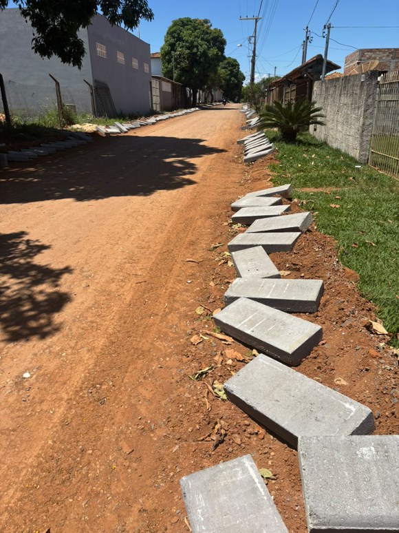 Prefeitura de Formiga avança com obras de pavimentação em Furnastur e melhora as condições de circulação