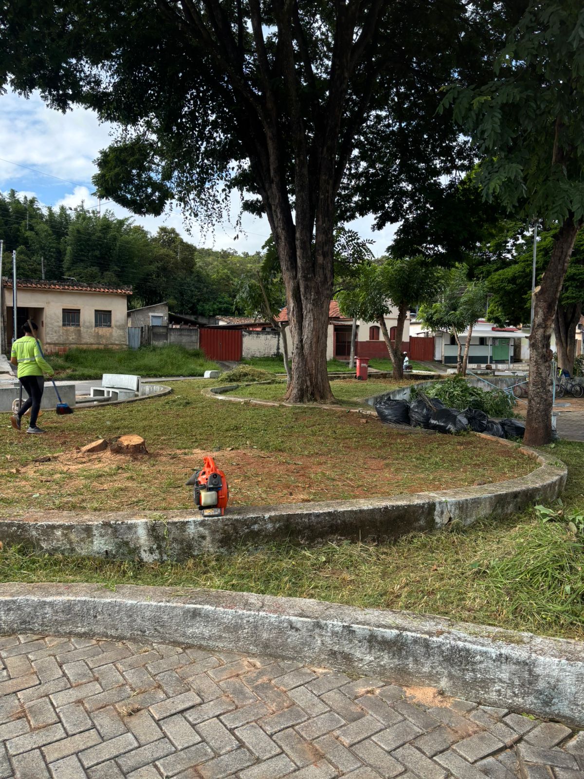 Praça Padre Clemente recebe limpeza intensiva e revitalização