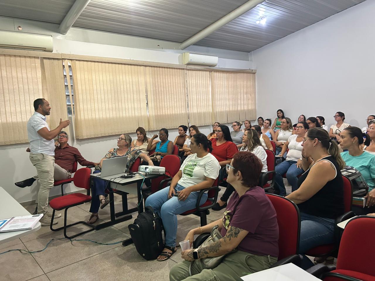 Prefeitura acolhe pleito dos professores (PEB I) e suprime adicionais AEC e AEJ, instituindo nova jornada de trabalho