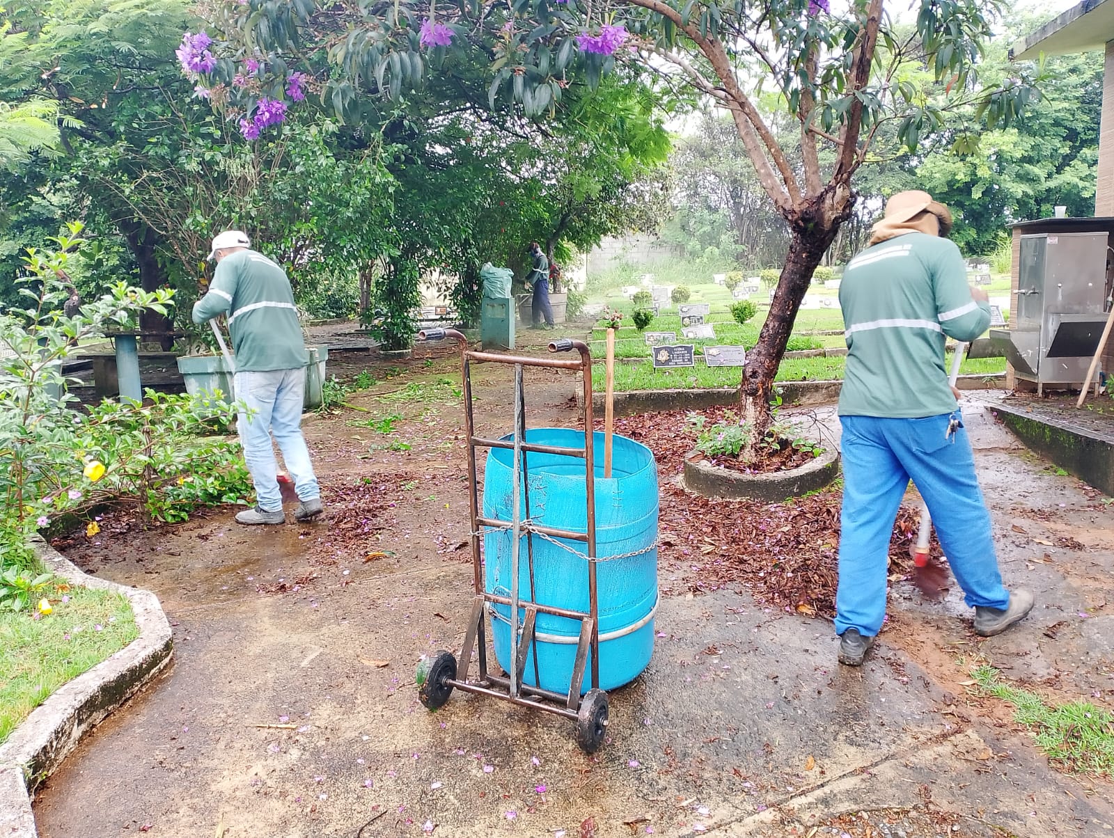 Prefeitura de Formiga inicia limpeza no Cemitério Parque da Saudade